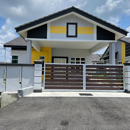Bungalow Homestay Jasin Perdana Esterno foto