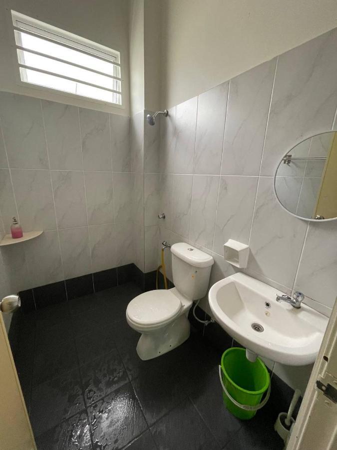 Bungalow Homestay Jasin Perdana Esterno foto