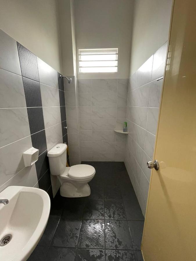 Bungalow Homestay Jasin Perdana Esterno foto